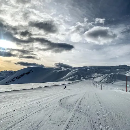 In Den Bergen Mit Grosser Terrasse