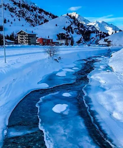 In Den Bergen Mit Grosser Terrasse Bivio
