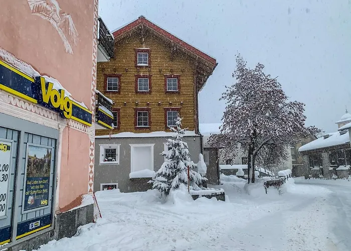 In Den Bergen Mit Grosser Terrasse
