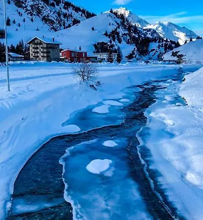 In Den Bergen Mit Grosser Terrasse Bivio