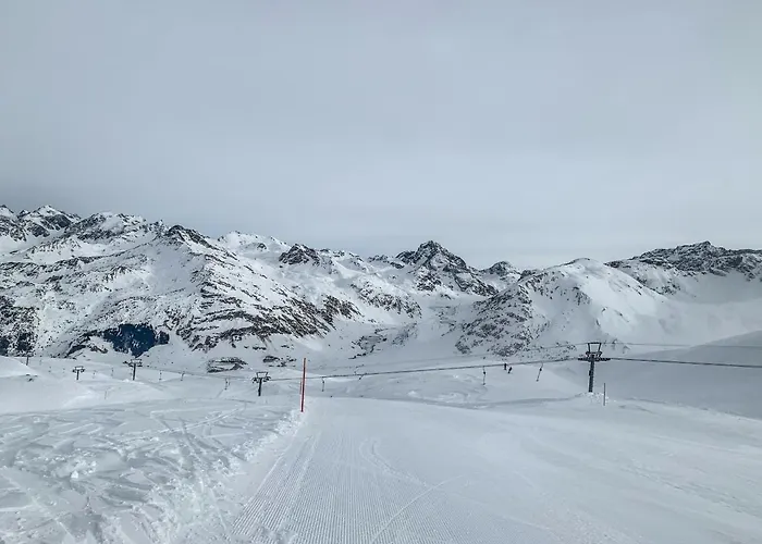 In Den Bergen Mit Grosser Terrasse